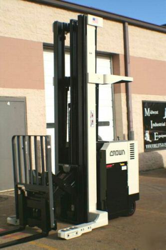 Crown RR3540-45 rider reach forklift