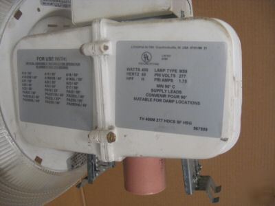 (8) 320 watt pulse start metal halide industrial light